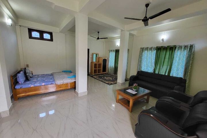 Room 4 of 16