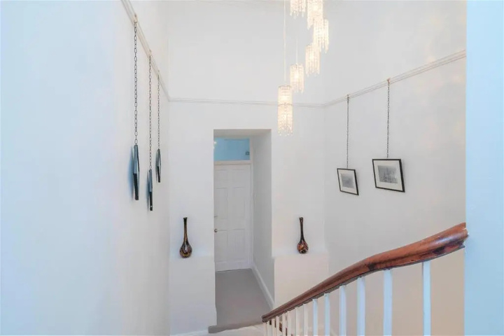 Room 7 of 9