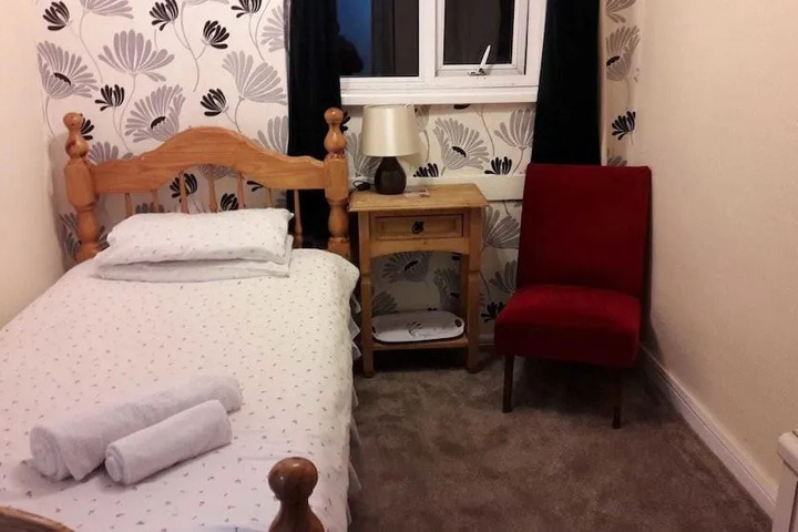 Room 6 of 9