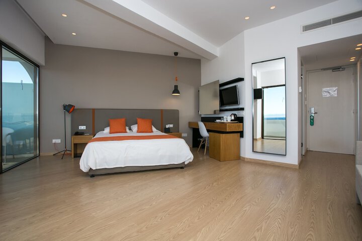 Room 8 of 75
