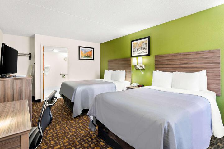 2 Double Beds (7 of 9)