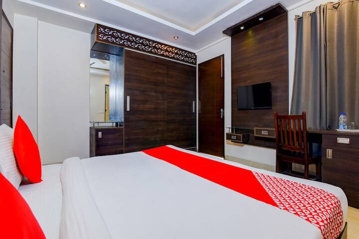 Room 5 of 9