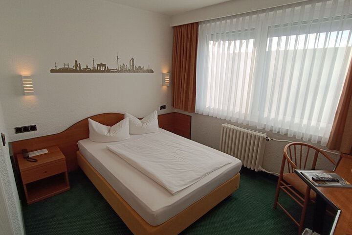 Room 4 of 25