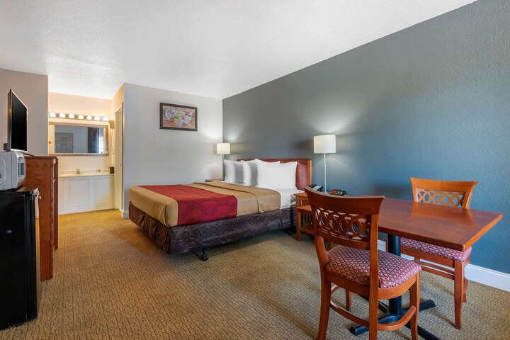 1 King Bed (6 of 14)