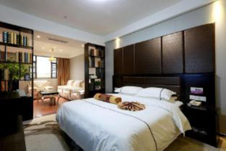 Room 8 of 9