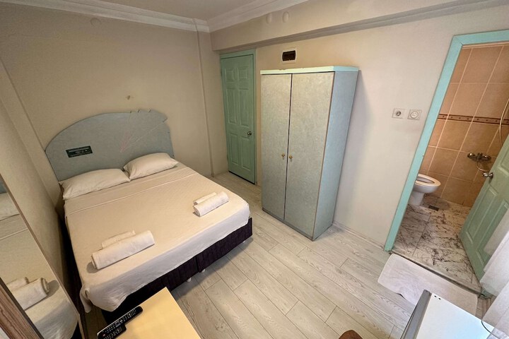 Room 11 of 102
