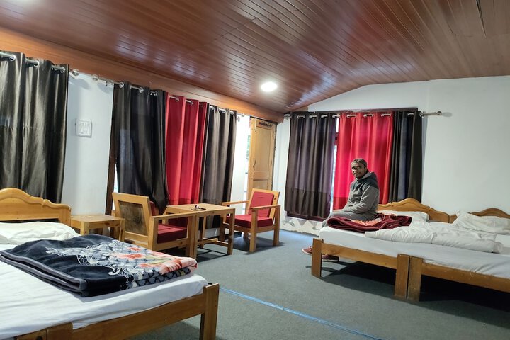 Room 4 of 10