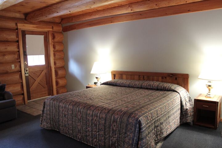 Pine Country Economy King Bed Pet Friendly (21 of 31)
