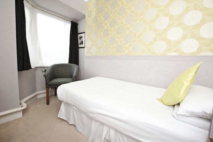 Room 13 of 118