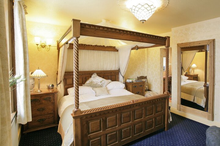 Room 8 of 18