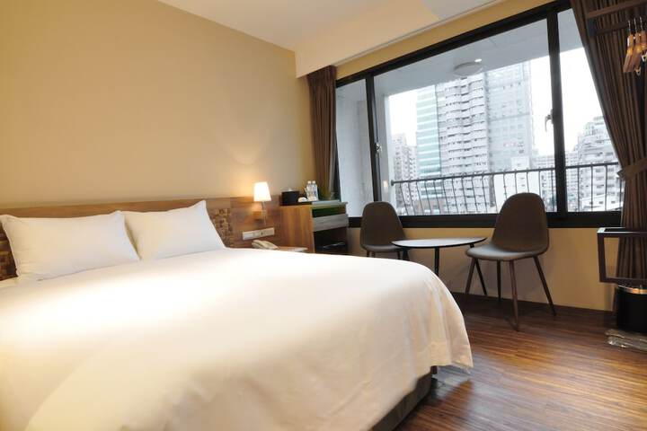 Room 4 of 77