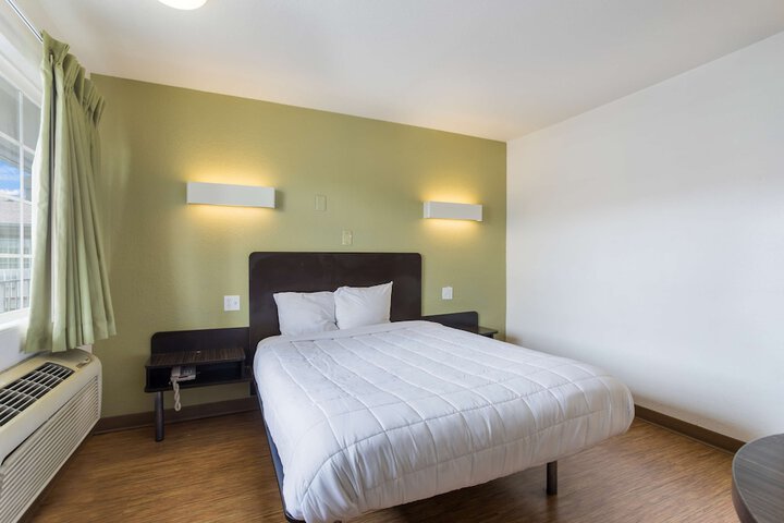 1 Queen Bed (13 of 15)