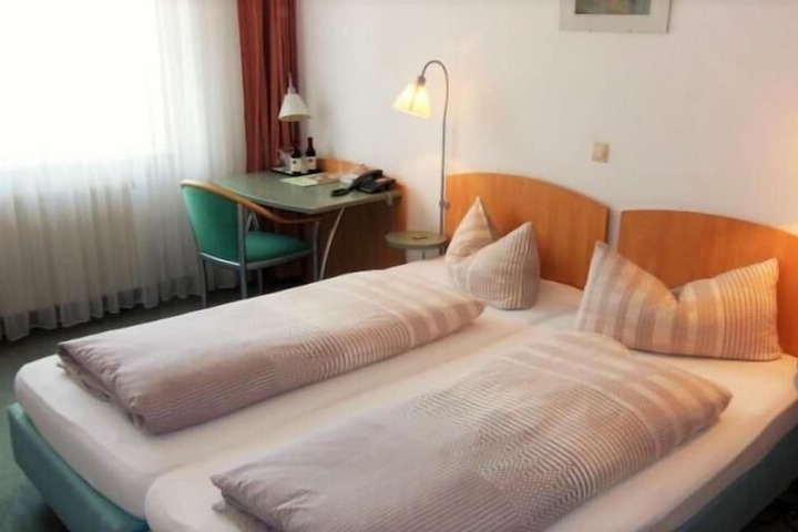 Room 11 of 37