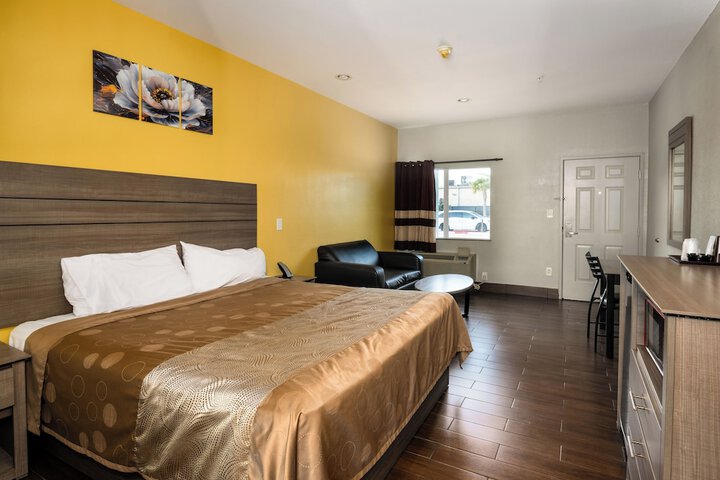 Room 25 of 76