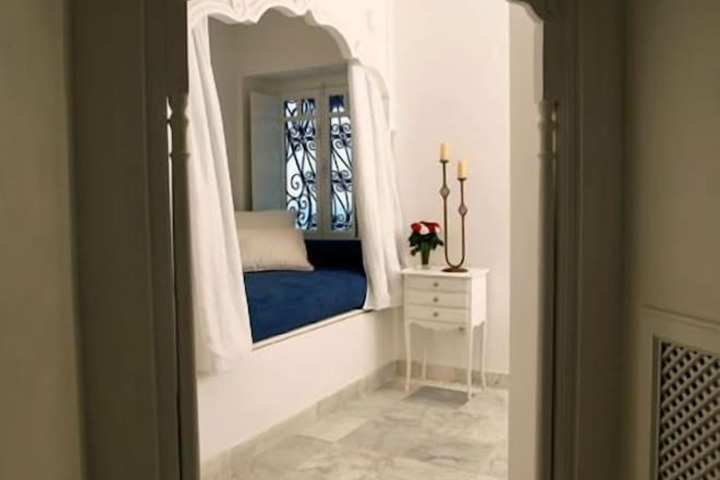 Room 28 of 65