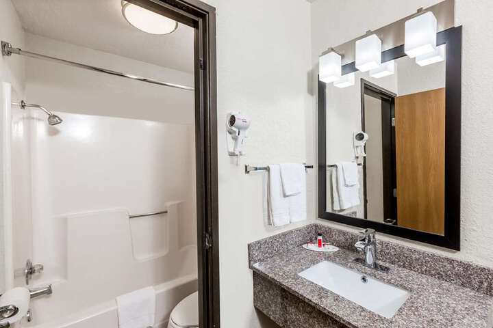 Guest room bath