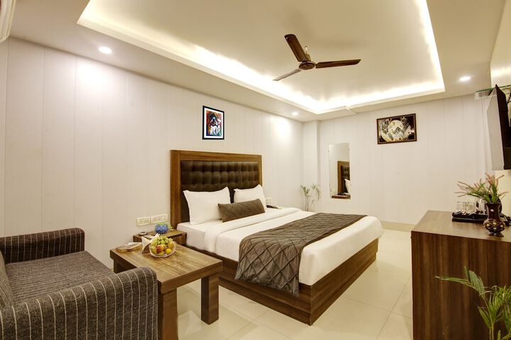 Room 5 of 14