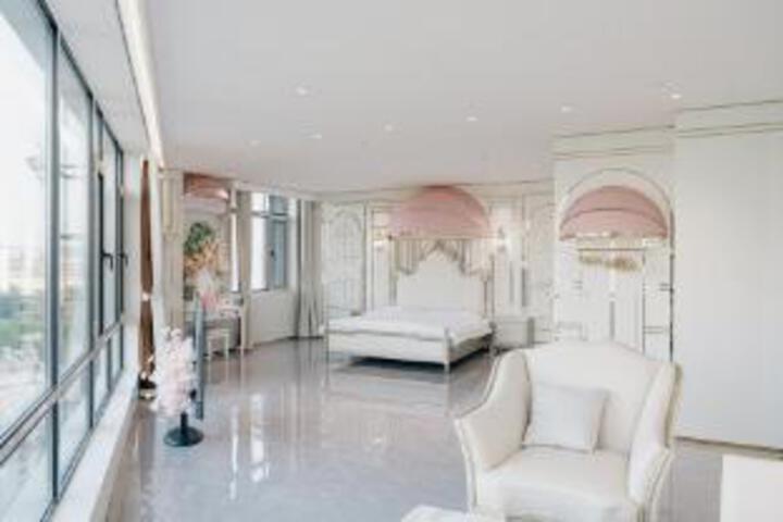 Room 4 of 6