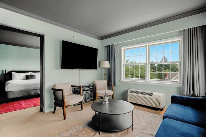 1 King Bed Partial Harbour View Balcony (13 of 42)