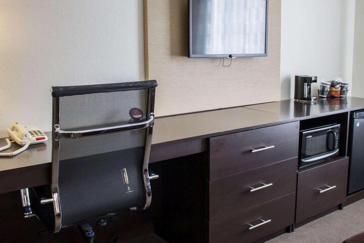 Standard King Bed Accessible (29 of 38)