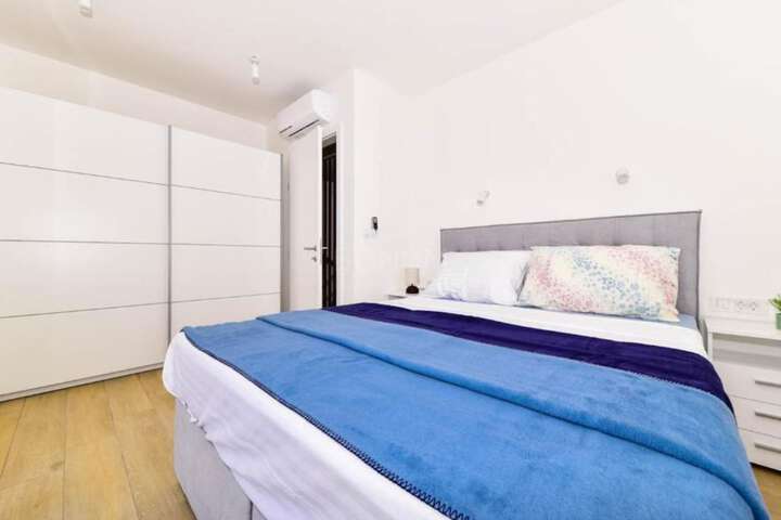 Room 5 of 33