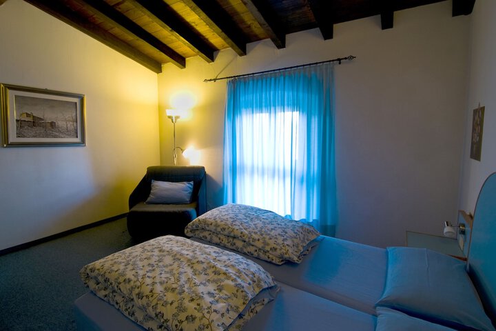 Room 4 of 63