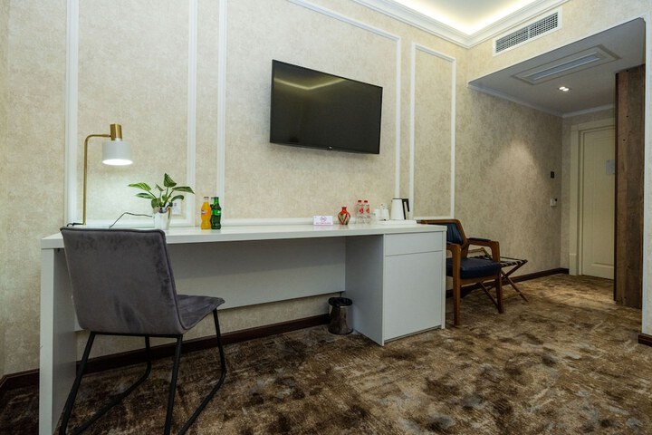 Room 27 of 93