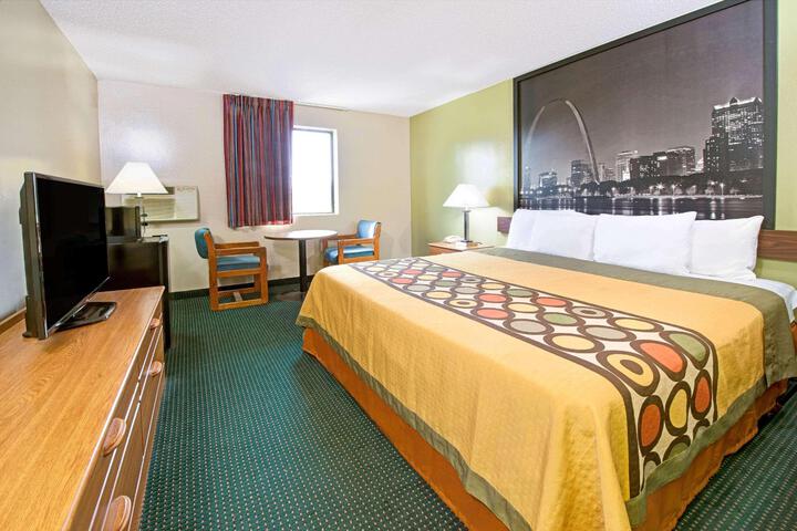 1 Queen Bed (4 of 18)