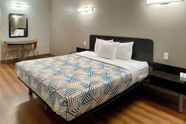 1 King Bed (3 of 8)
