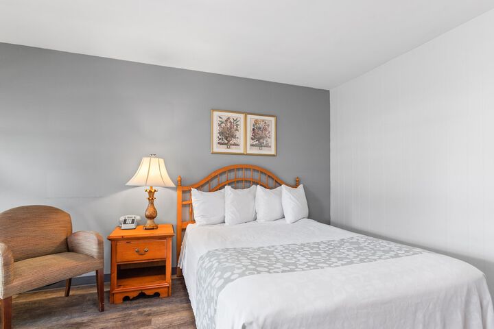 1 Queen Bed (12 of 22)
