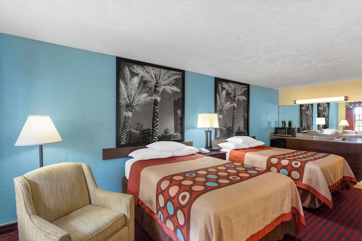 2 Double Beds (4 of 6)