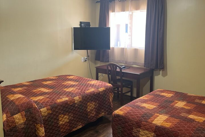 2 Queen Beds (2 of 8)