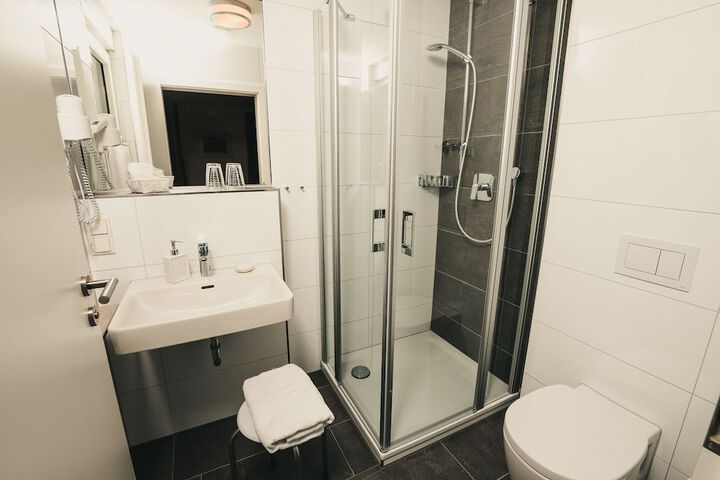 Room 5 of 17