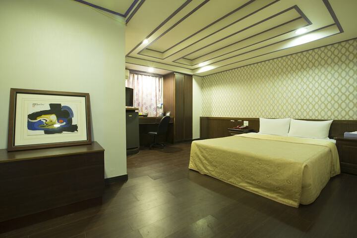 Room 10 of 35