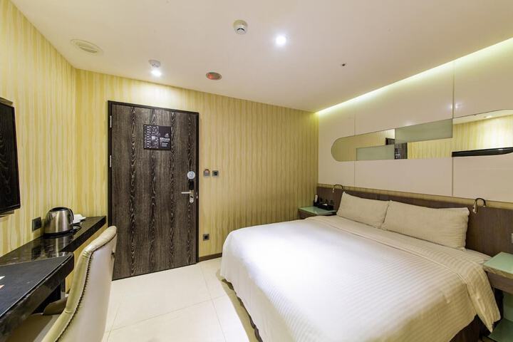 Room 16 of 26
