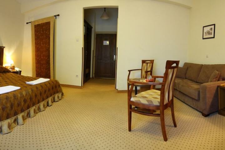Room 7 of 32