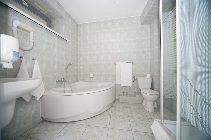 Room 32 of 59