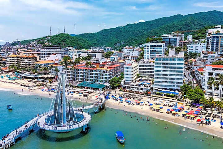 Exterior of Hotel Delfín Vista Pier Beach Front