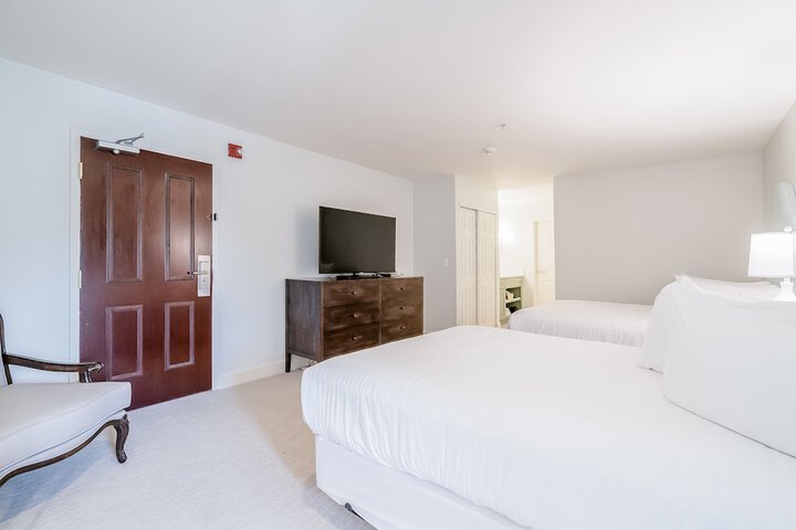 Basic 2 Queen Beds (9 of 13)