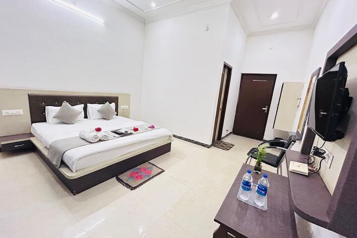 Room 9 of 13