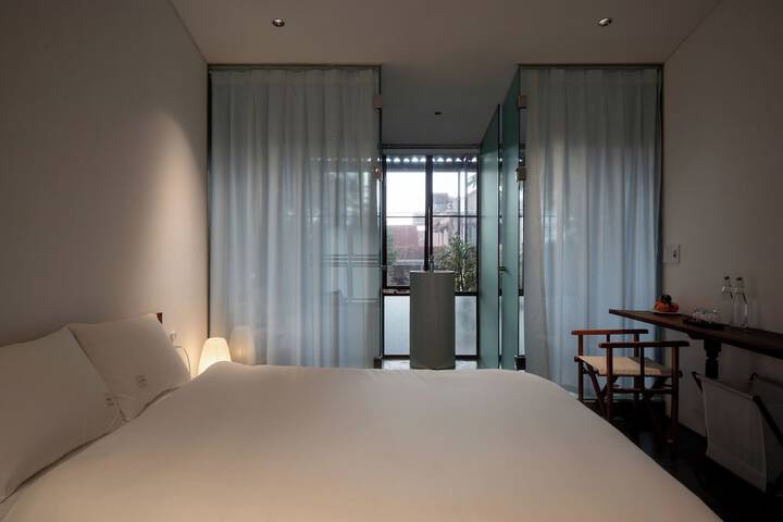 Room 18 of 53