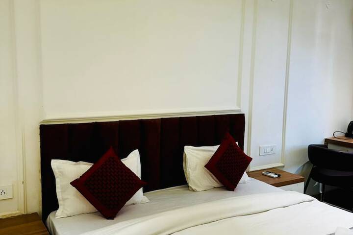 Room 5 of 9