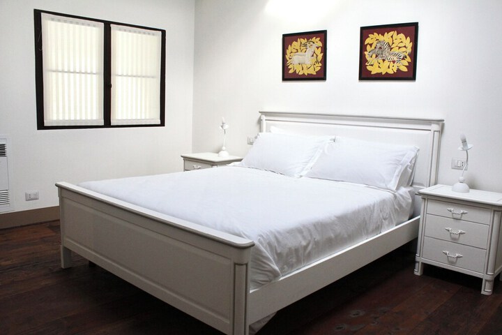 Room 6 of 8