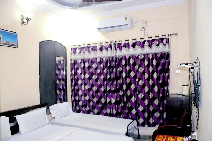 Room 6 of 28