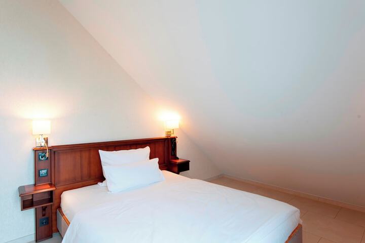 Room 43 of 84