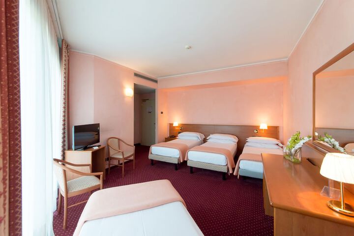 Room 4 of 33