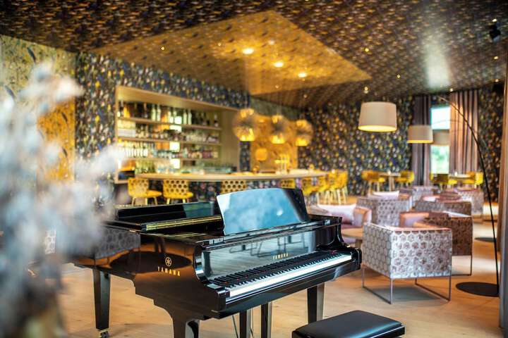 Lounge 85 of 100