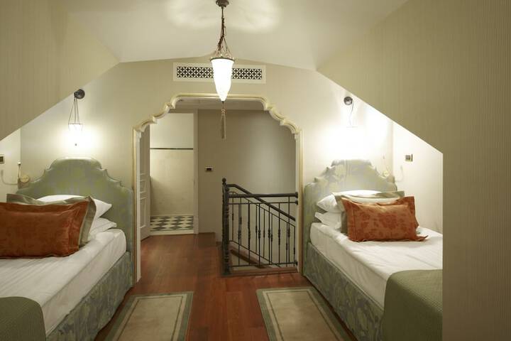 Room 18 of 186