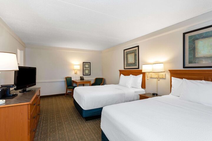 2 Double Beds Mobility Hearing Accessible Room Roll in Shower (13 of 16)