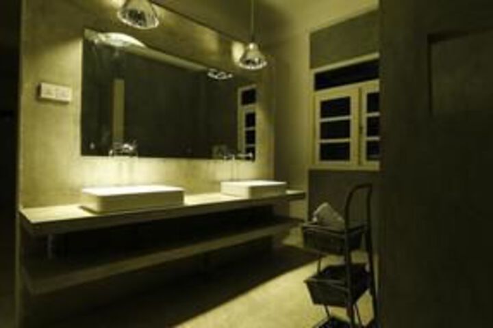 Room 4 of 20
